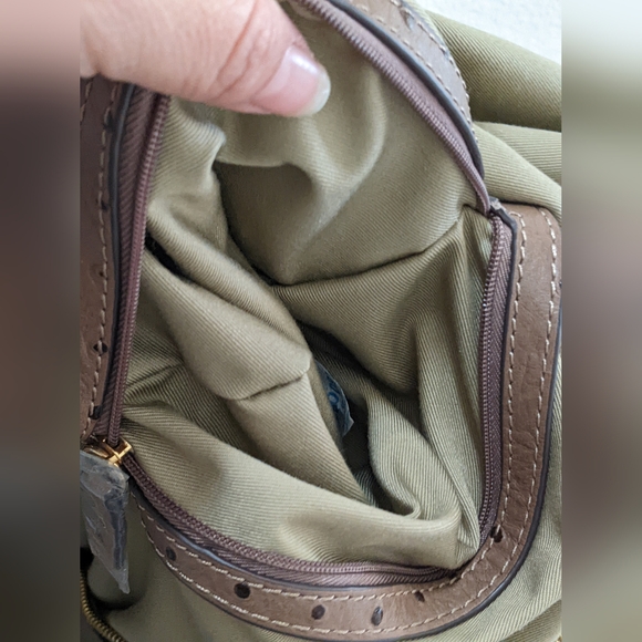 GILI🔥 Ostrich Embossed Hobo Bag - Picture 9 of 17